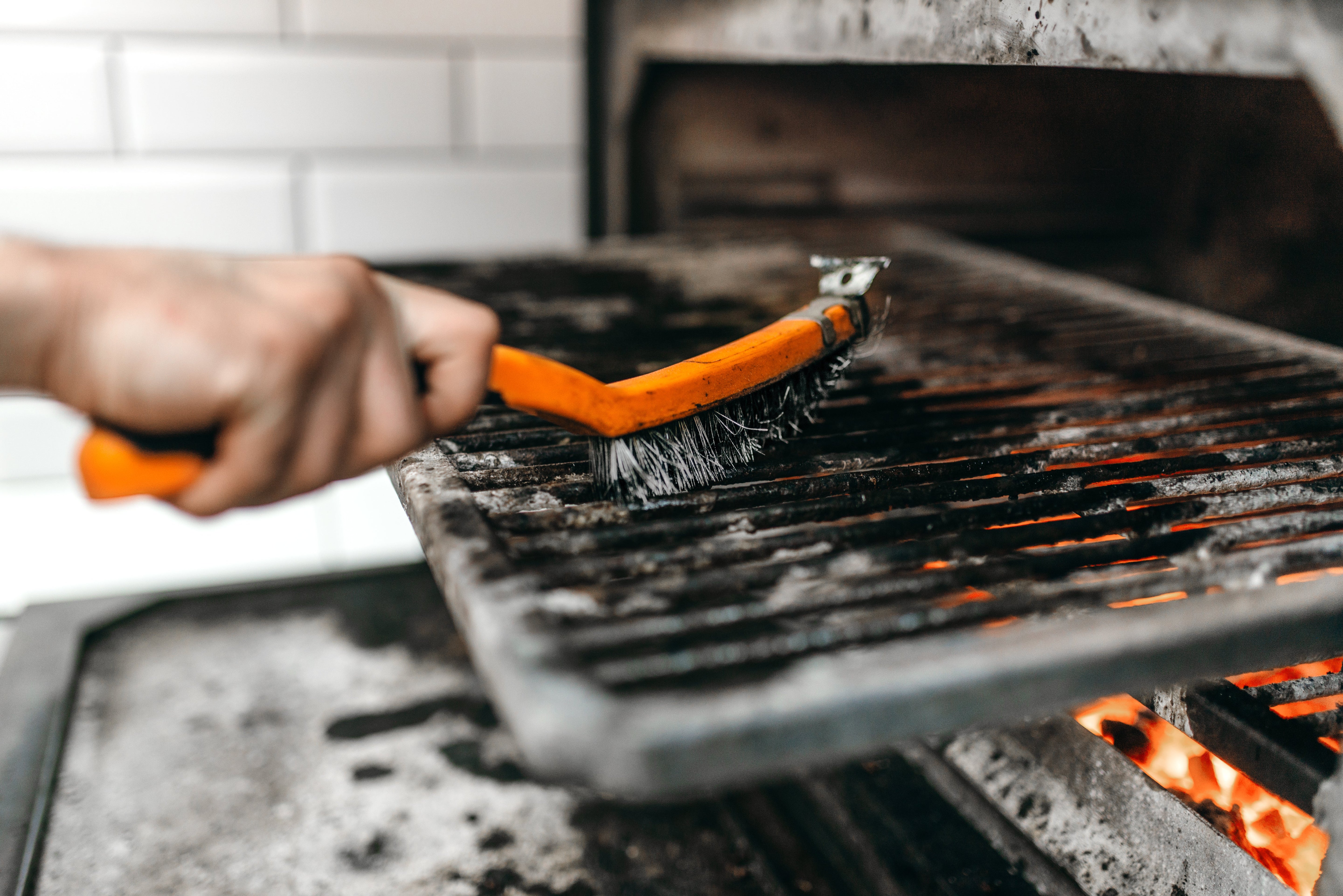 How to Clean Your Charcoal and Gas BBQ
